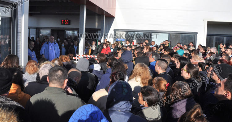 Работници на "Язаки" на протест, искат отпуски заради коронавируса