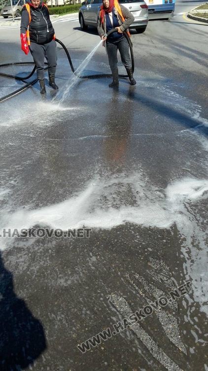 „Екопрогрес” чистят с маски и ръкавици, започна дезинфекция на града