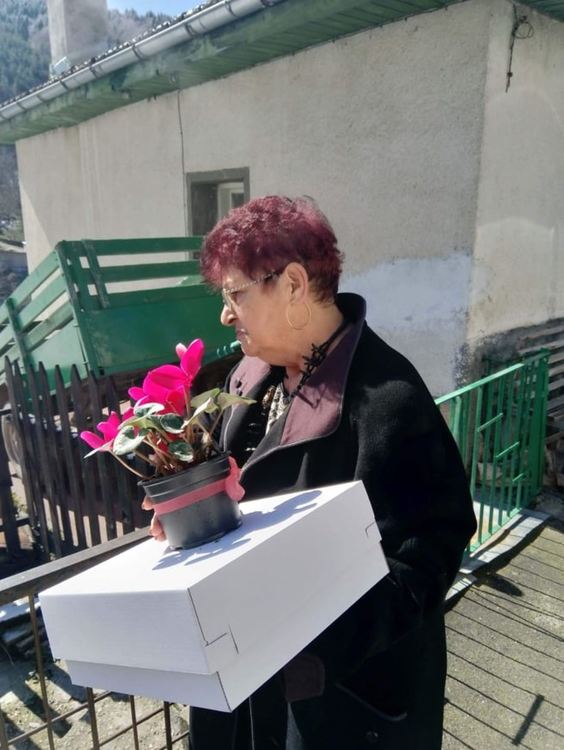 В разгара на кризисното положение родопчанка чукна век и посрещна гости