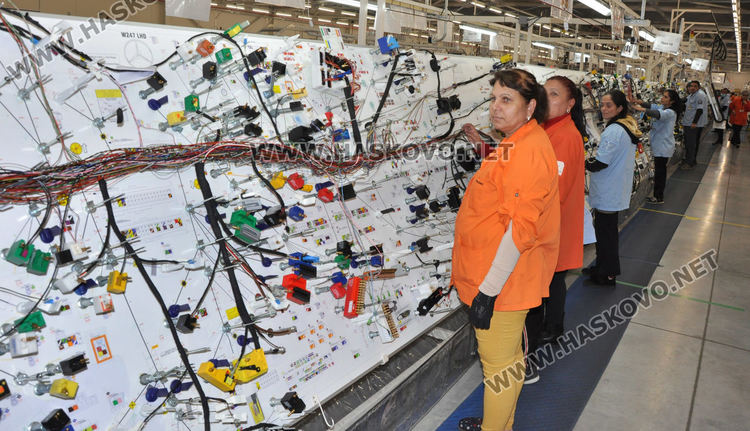 Работници на "Язаки" на протест, искат отпуски заради коронавируса