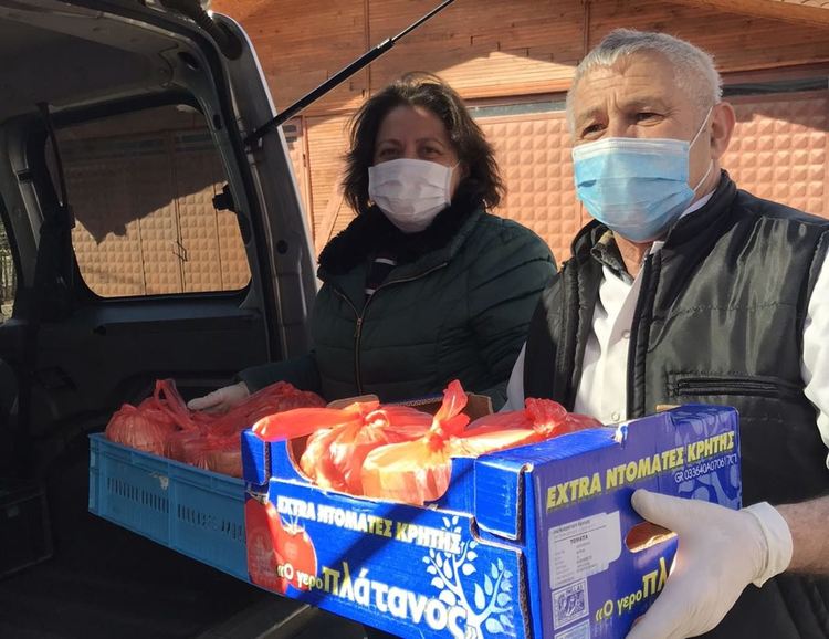 Разнасят по домовете храна на 150 потребители на социални услуги в Момчилград