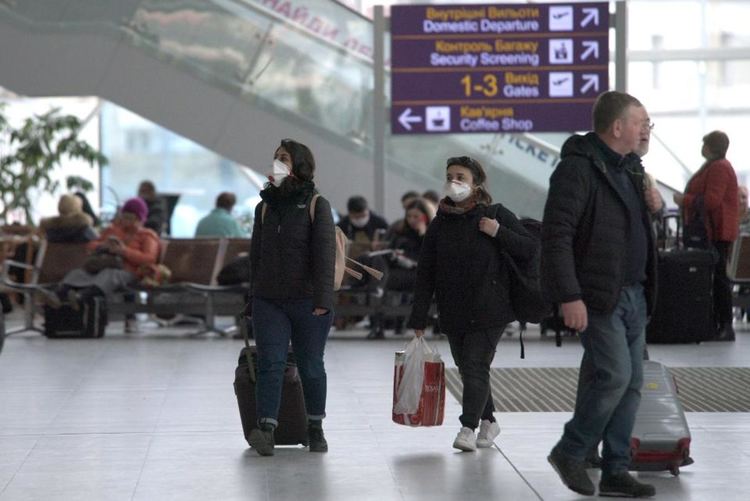 Украйна си прибира гражданите от чужбина с последните полети