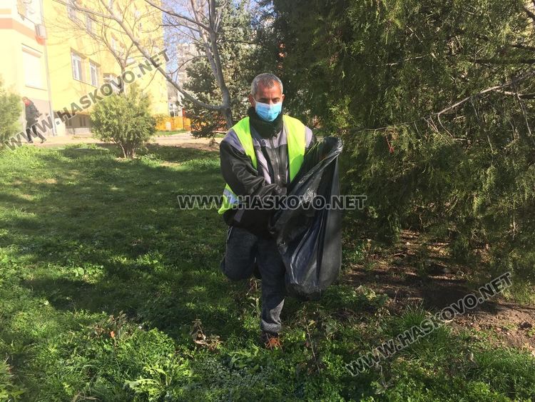 „Екопрогрес” чистят с маски и ръкавици, започна дезинфекция на града
