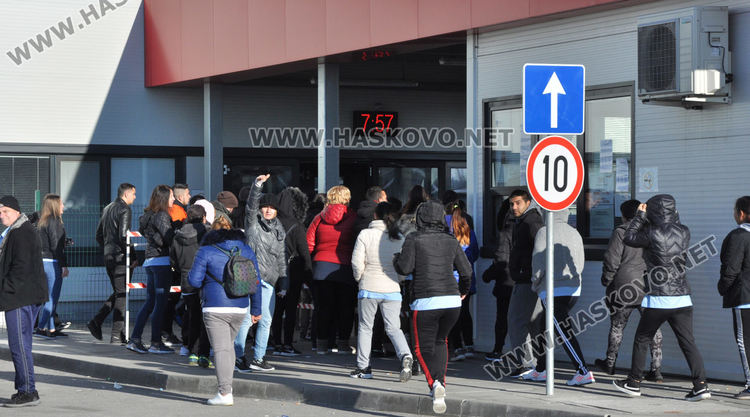 Работници на "Язаки" на протест, искат отпуски заради коронавируса