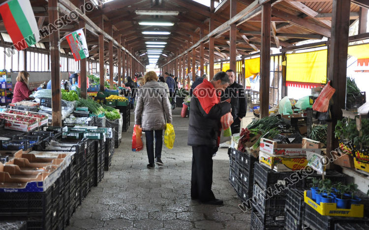Частник заключил тоалетната на Зеленчуковия пазар, общината със спешни мерки