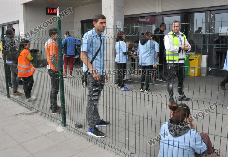 Служители на "Язаки": Половината не са на работа днес, дадоха маски на някои