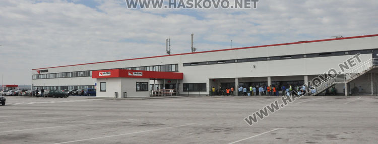 Служители на "Язаки": Половината не са на работа днес, дадоха маски на някои