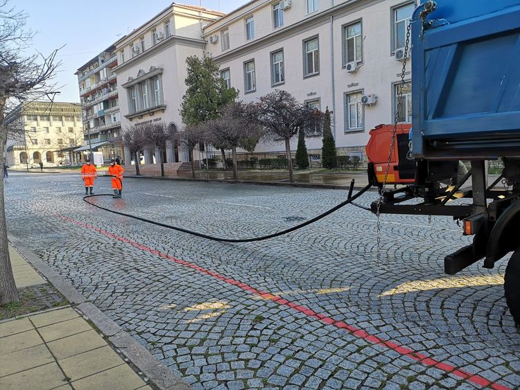 Започна миенето на Кърджали, дезинфекцията продължава по график