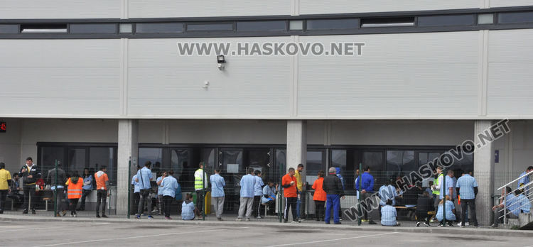 Служители на "Язаки": Половината не са на работа днес, дадоха маски на някои