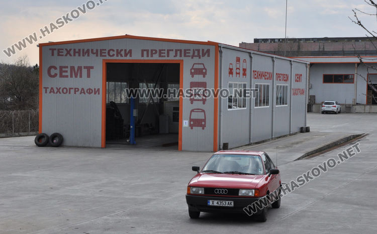 Секна опашката пред пункта за газови уредби, полицай регулира потока в КАТ