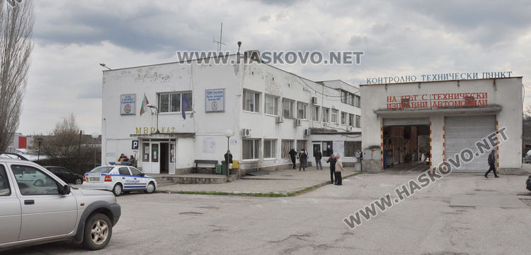 Секна опашката пред пункта за газови уредби, полицай регулира потока в КАТ