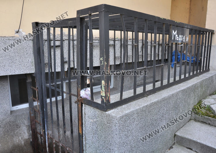 Частник заключил тоалетната на Зеленчуковия пазар, общината със спешни мерки