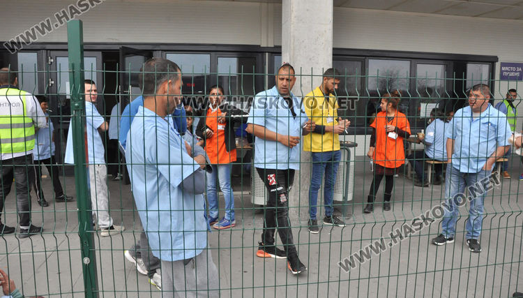 Служители на "Язаки": Половината не са на работа днес, дадоха маски на някои