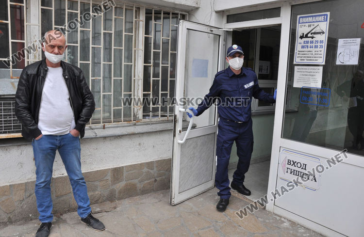 Секна опашката пред пункта за газови уредби, полицай регулира потока в КАТ