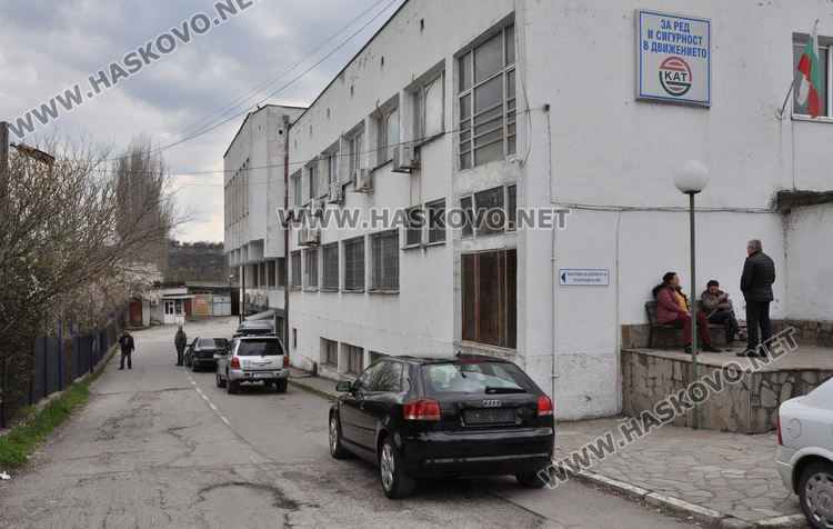 Секна опашката пред пункта за газови уредби, полицай регулира потока в КАТ