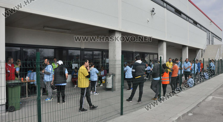 Служители на "Язаки": Половината не са на работа днес, дадоха маски на някои