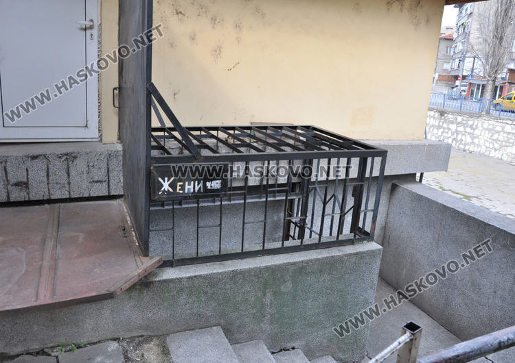 Частник заключил тоалетната на Зеленчуковия пазар, общината със спешни мерки