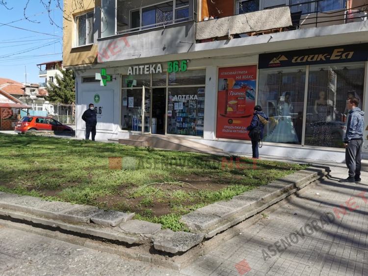 Текат проверки на магазини и аптеки, част от асеновградчани все още са без маски