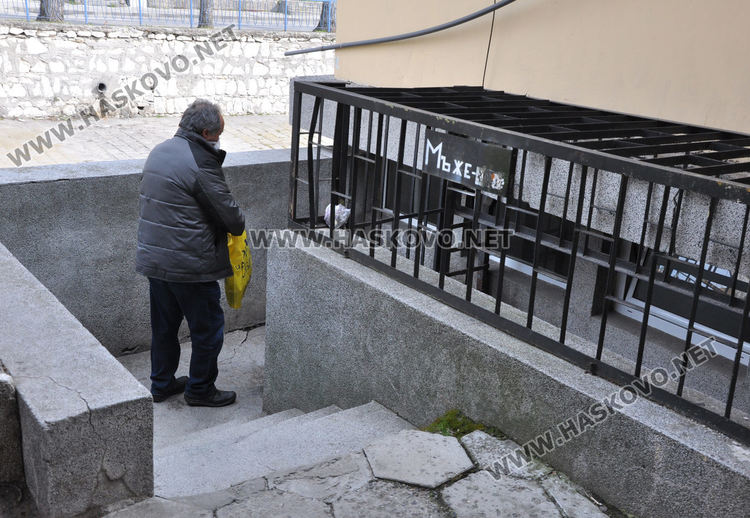 Частник заключил тоалетната на Зеленчуковия пазар, общината със спешни мерки