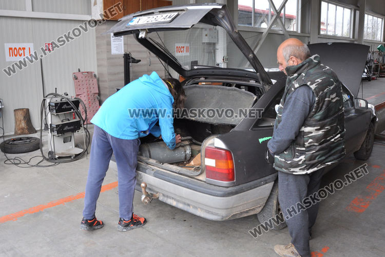 Секна опашката пред пункта за газови уредби, полицай регулира потока в КАТ