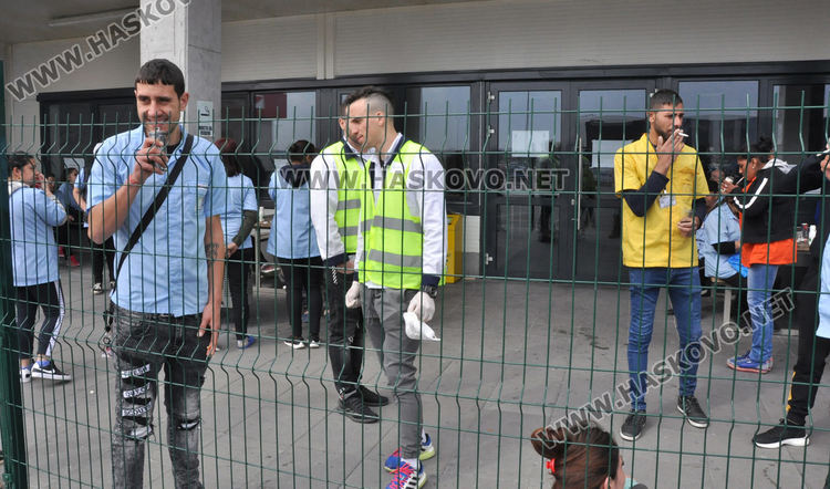 Служители на "Язаки": Половината не са на работа днес, дадоха маски на някои