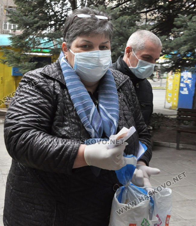 Доставят храна и лекарства по домовете. Сигнализираха за скъпи маски и ръкавици