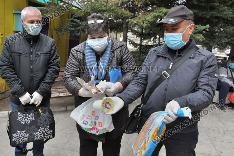 Доставят храна и лекарства по домовете. Сигнализираха за скъпи маски и ръкавици