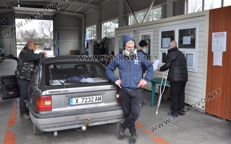 Секна опашката пред пункта за газови уредби, полицай регулира потока в КАТ