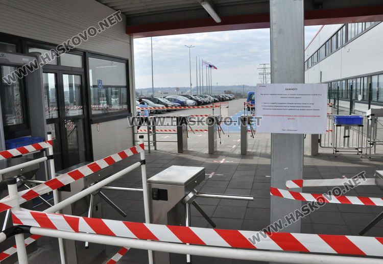 Служители на "Язаки": Половината не са на работа днес, дадоха маски на някои