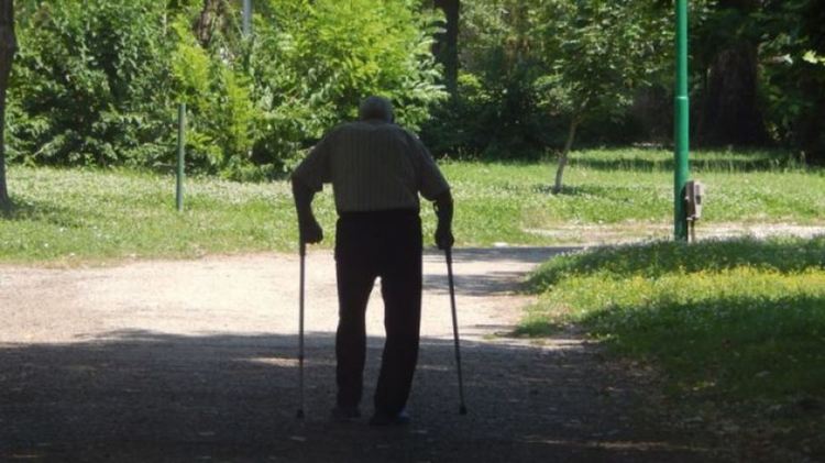 Раздават дезинфектанти на самотни възрастни хора