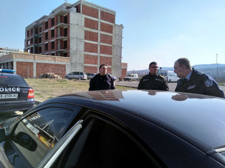 Патрулни автомобили, оборудвани с високоговорители, предупреждават жителите на Кърджали да не нарушават ограничителните мерки