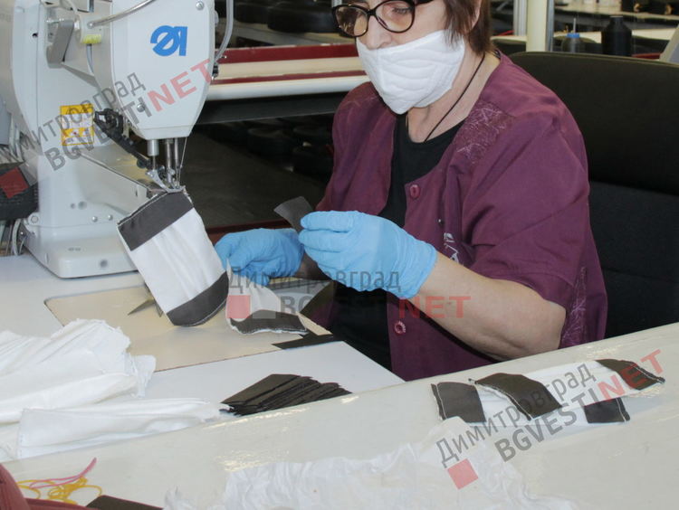 Във фабриката произвеждат и предпазни маски