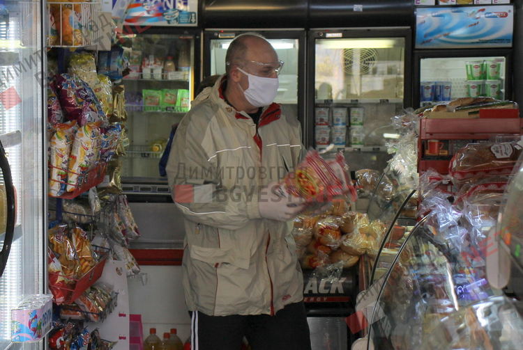 Екип от Общината обикаля възрастни и трудноподвижни граждани, за да им осигурява храна и лекарства