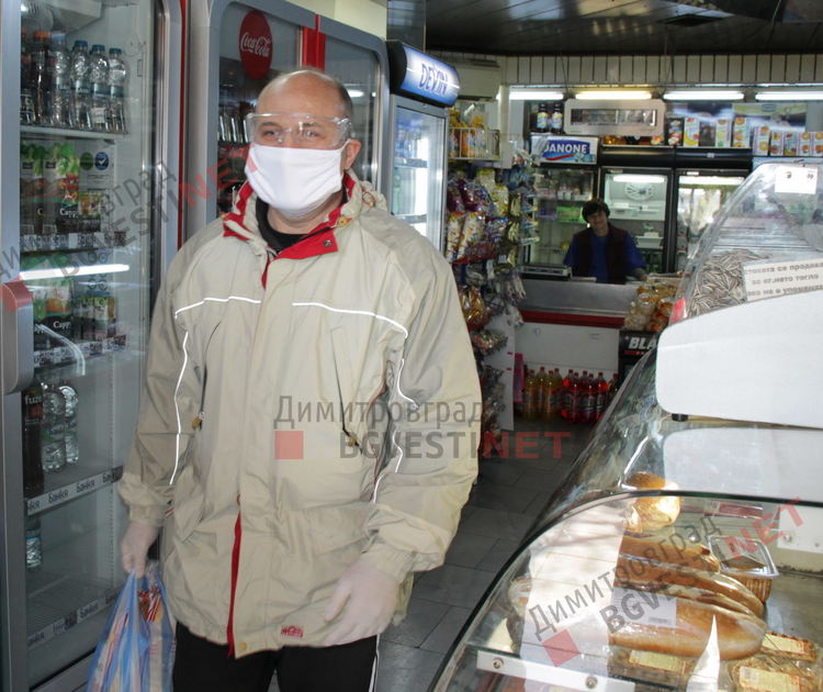 Екип от Общината обикаля възрастни и трудноподвижни граждани, за да им осигурява храна и лекарства