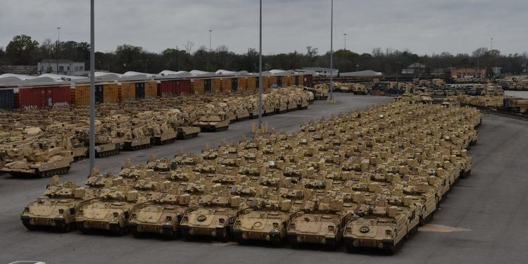 Контейнери и бойни машини очакват превоз на търговски кораби до Европа за Defender-Europe 20 в пристанището на Бомонт, Тексас, 18 февруари 2020 г. Армия на САЩ / Кимбърли Спийнър