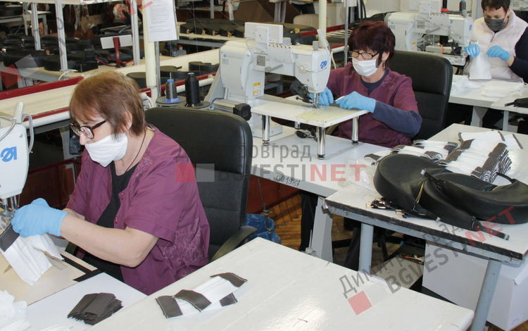 Във фабриката произвеждат и предпазни маски