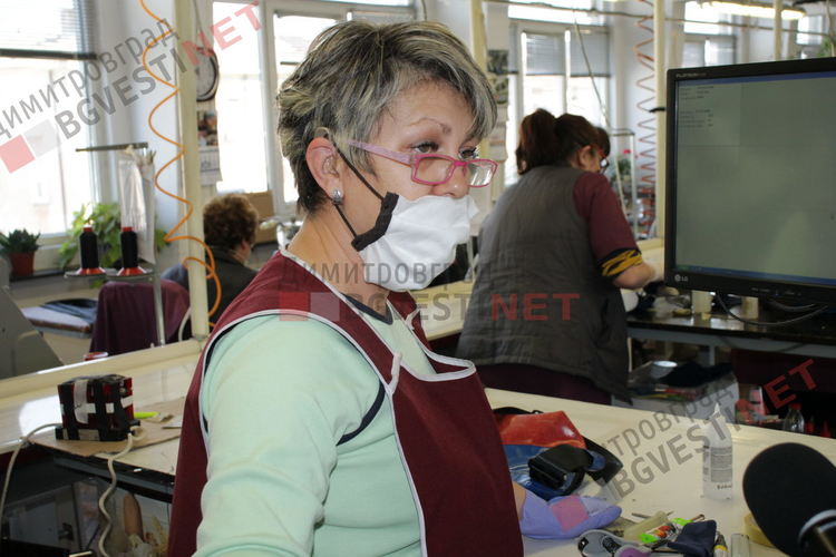 Добрият пример в димитровградска фабрика по време на извънредно положение - произвеждат си маски