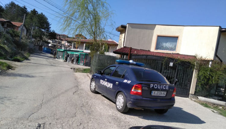 Патрулни автомобили, оборудвани с високоговорители, предупреждават жителите на Кърджали да не нарушават ограничителните мерки