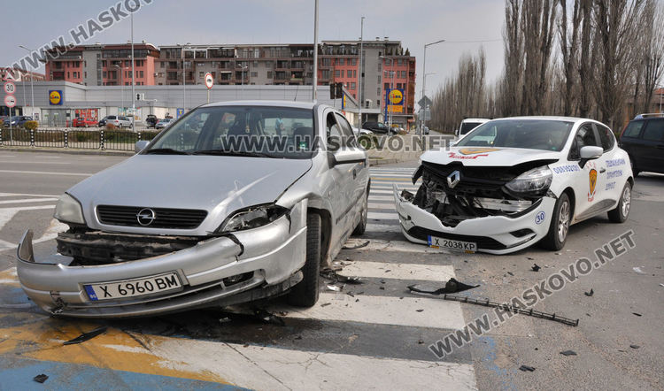 Кола на СОД се заби в Опел край "Лебеда"