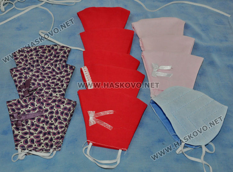 Кауза: Заместник-директорка и учители по практика в ПГЛП "Райна Княгиня " шият маски за Хасково