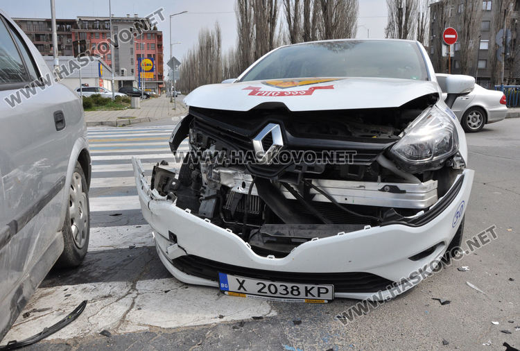 Кола на СОД се заби в Опел край "Лебеда"