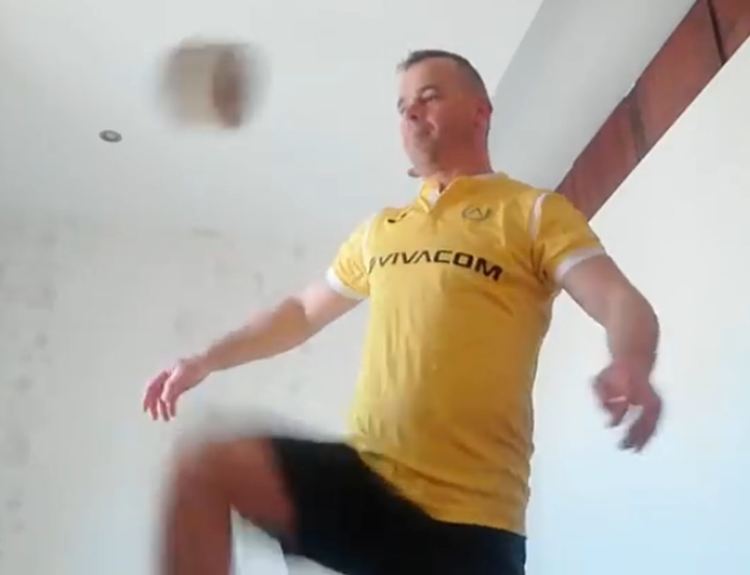 Наши футболни фенове ритат в #StayAtHomeChallenge (видео)