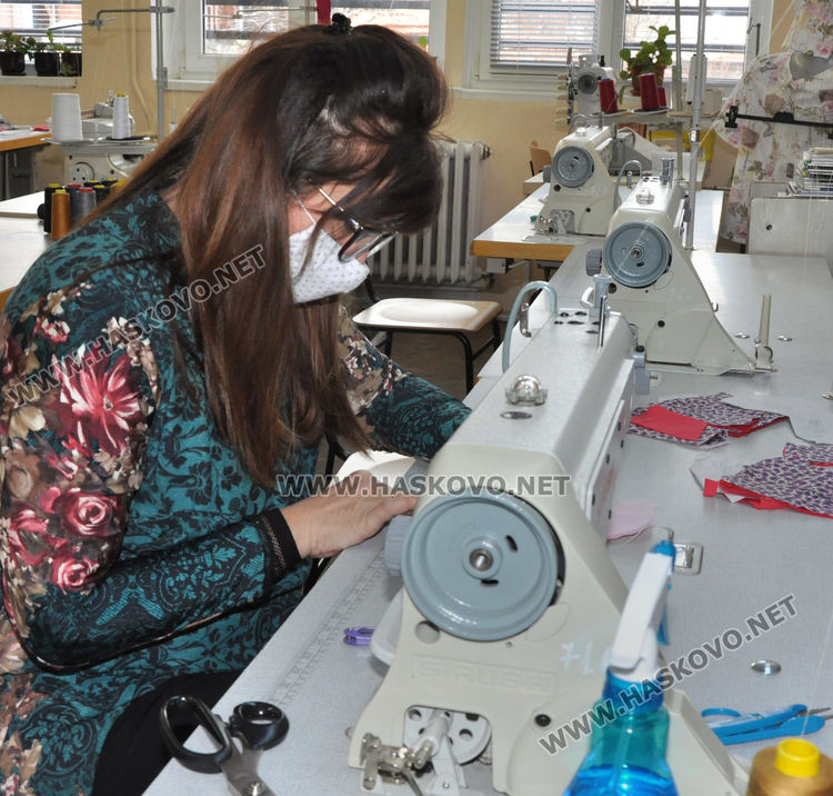 Кауза: Заместник-директорка и учители по практика в ПГЛП "Райна Княгиня " шият маски за Хасково