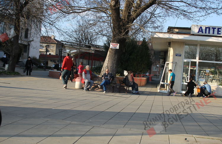 Хората не спазват карантината и се седят по пейките в паркчетата