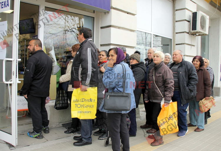 Струпване на хора пред аптека, снимката от 09,03,2020