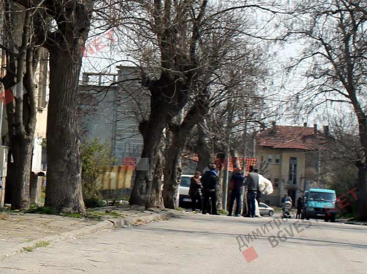 кв. Изток си перат килими и пердета на улицата