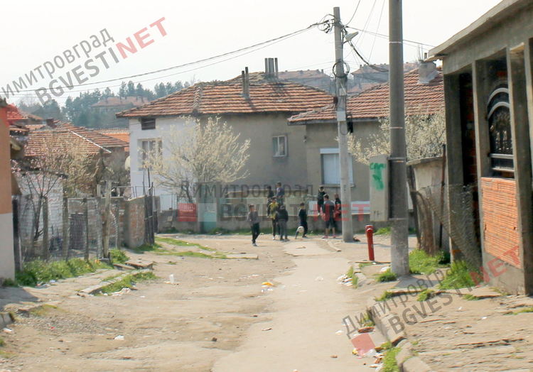 Децата си играя без да се съобразявт с положението