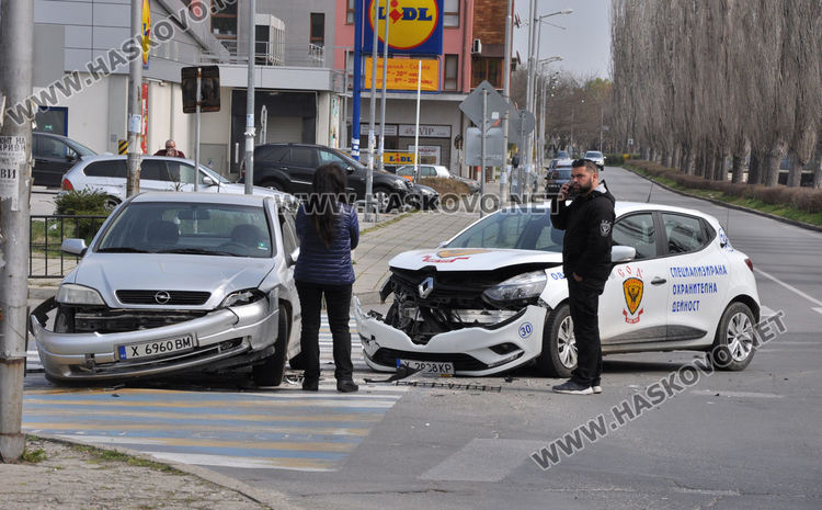 Кола на СОД се заби в Опел край "Лебеда"