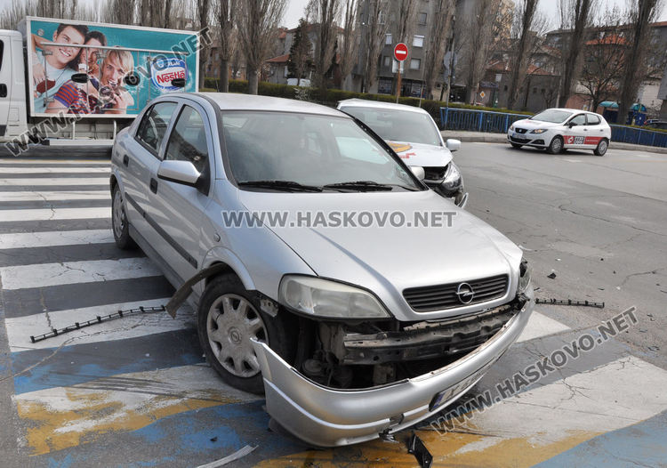 Кола на СОД се заби в Опел край "Лебеда"