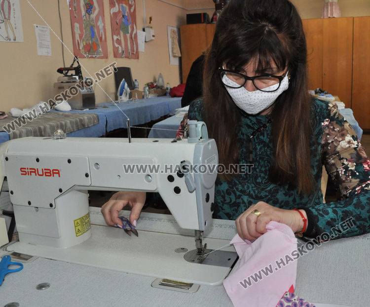 Кауза: Заместник-директорка и учители по практика в ПГЛП "Райна Княгиня " шият маски за Хасково